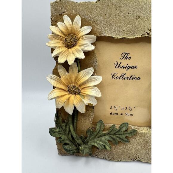 The Unique Collection Daisy Decorated Picture Frame - Picture 3 of 3